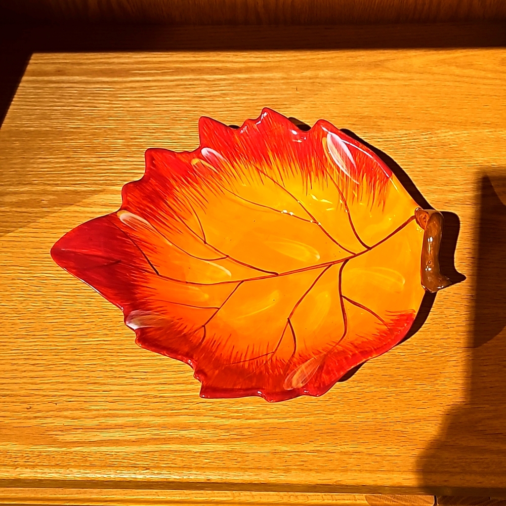 La Dolce Vita collection Serving Bowl, Snack Dish, in autum leaf shape and color